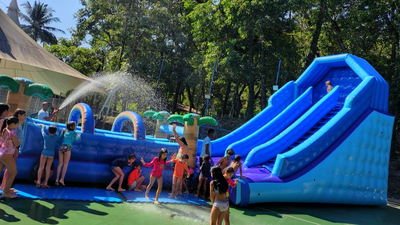 TOBOGÃ ACOPLADO GIGANTE COM PISTA DUPLA DE ESCORREGAR, INFLÁVEL 