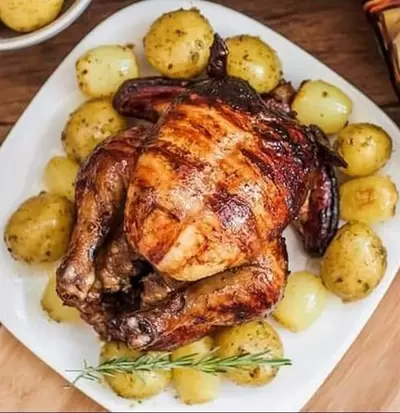 Frango Assado Inteiro com Batatas Assadas e Farofa